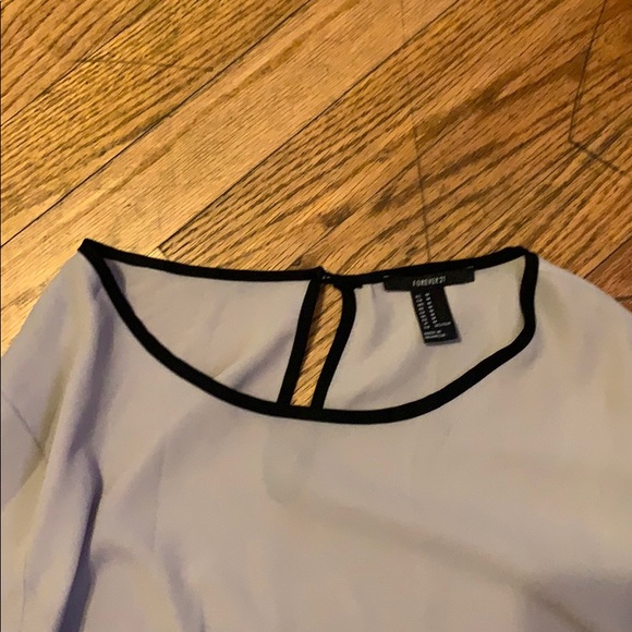 Beautiful flowy blouse - Picture 2 of 3